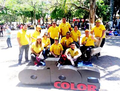 Parte del equipo  de ABC TV  y la 730 AM, comandado por Mabel Rehnfeldt en la explanada.