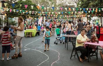 la-calle-juan-de-salazar-entre-artigas-y-san-jose-ayer-a-la-tarde-fue-conquistada-para-la-cultura-los-centros-culturales-ubicados-en-esa-cuadra-co-00442000000-1378912.jpg