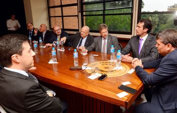 juan-pecci-diego-lovera-octavio-leite-vallejo-valdner-papa-y-alarico-assumpcao-jr-conversando-con-los-viceministros-jose-luis-rodriguez-y-scar-205940000000-1647073.jpg