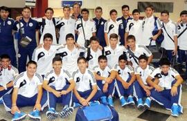 en-luque-componen-tes-de-la-seleccion-nacional-sub-15-en-la-manana-de-ayer-minutos-antes-del-viaje-a-bolivia-foto-prensa-apf-223755000000-627254.jpg