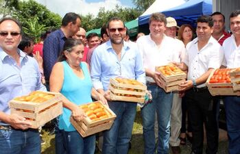 productores-tomateros-de-3-de-febrero-y-autoridades-del-mag-exhiben-la-produccion--215555000000-1802290.jpg