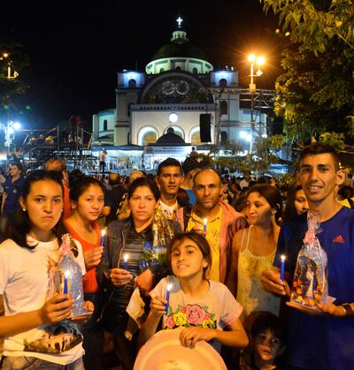 Con velas encendidas e imágenes de la Virgen participó este grupo de creyentes de la víspera en Caacupé. La fiesta de la Inmaculada Concepción convoca a los fieles a escuchar la misa, por ser día de precepto.