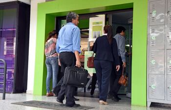 los-tecnicos-del-incoop-ingresando-ayer-a-la-sede-central-de-la-cooperativa-medalla-en-fernando-de-la-mora-para-iniciar-los-trabajos--212235000000-1633093.jpg