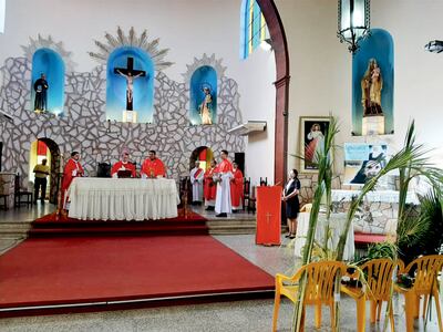 Sillas sin feligreses, pero  con palmas que dejaron las familias para retirar una vez bendecidas durante la misa presidida por Mons. Juan Bautista Gavilán, en  la catedral de Coronel Oviedo.