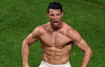 cristiano-ronaldo-exhibe-su-musculatura-tras-anotar-el-cuarto-gol-en-la-final-de-la-uefa-champions-league-2013-14-que-real-madrid-gano-4-1-al-atletic-212042000000-1278148.jpg