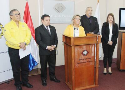 Los fiscales Augusto Salas, Alba Rocío Cantero, Jorge Sosa, Carina Sánchez
 y el Dr. Nery Silva del Touring, en conferencia de prensa ayer al mediodía.