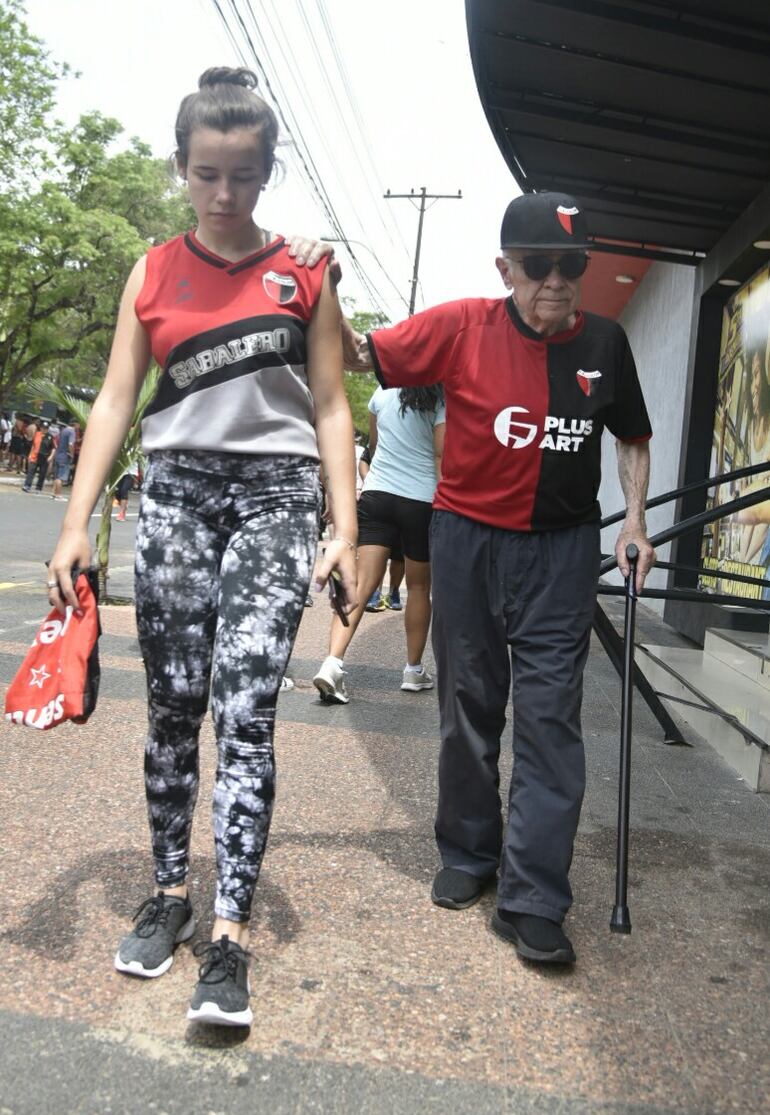 Hinchas de todas las edades se hicieron presentes en La Nueva Olla.