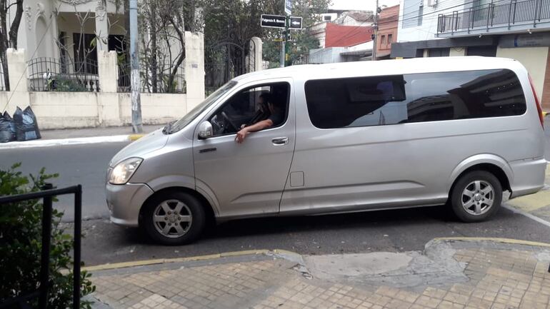 Según el Reglamento de Tránsito, está prohibido estacionar frente a las rampas de ascenso y descenso para sillas de ruedas. Su inobservancia
constituye falta gravísima.