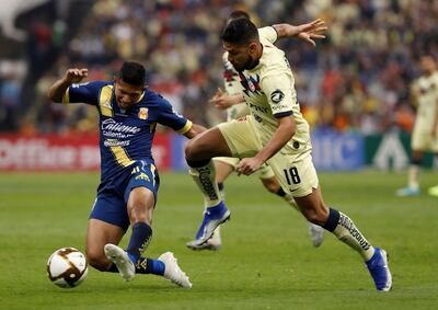 El defensor paraguayo del América, Bruno Valdez (18) no da tregua a Edison Flores, del Morelia.
