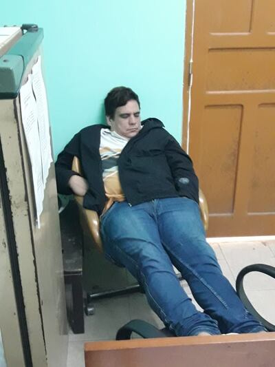 Cuestionan a funcionario que duerme en horario laboral