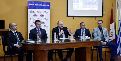 El director de Aduanas, Julio Fernández (centro con micrófono), en conferencia de prensa anuncia la medidas adoptadas.