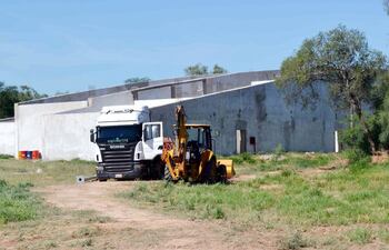 maquinas-del-contratista-llegando-al-futuro-local-del-centro-de-interpretacion-del-gran-chaco-sudamericano-para-reanudar-los-trabajos--213522000000-1787449.jpg