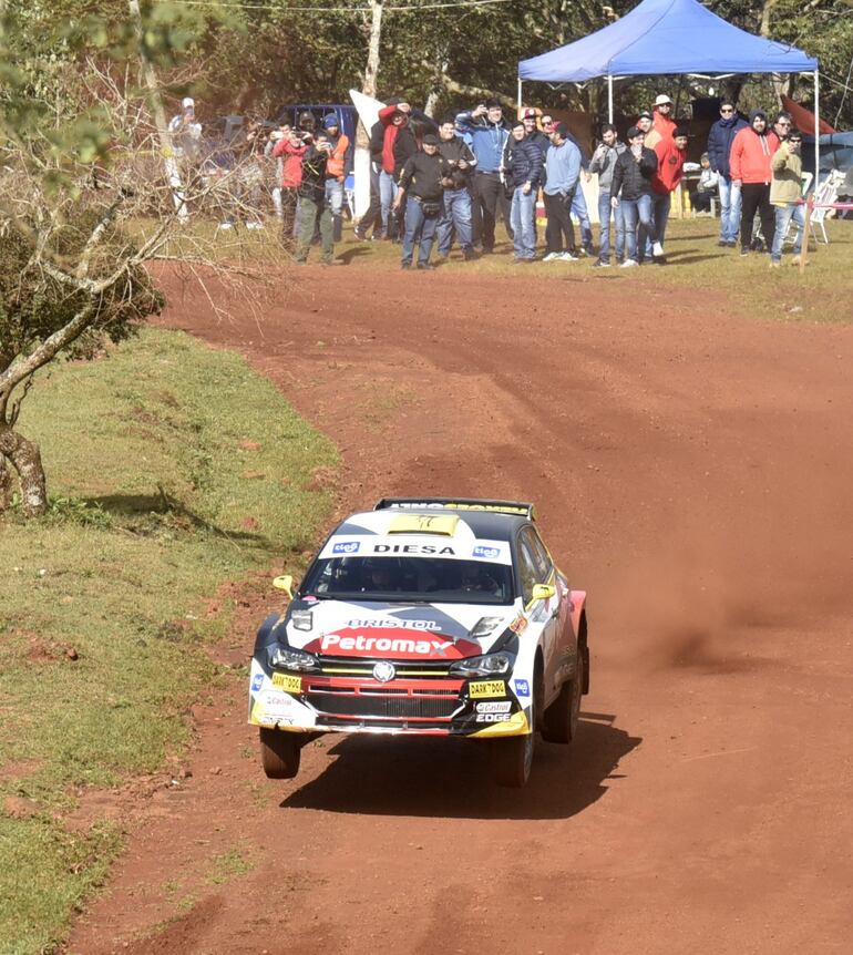 Saba avanza ante la mirada de los fanáticos del deporte tuerca.