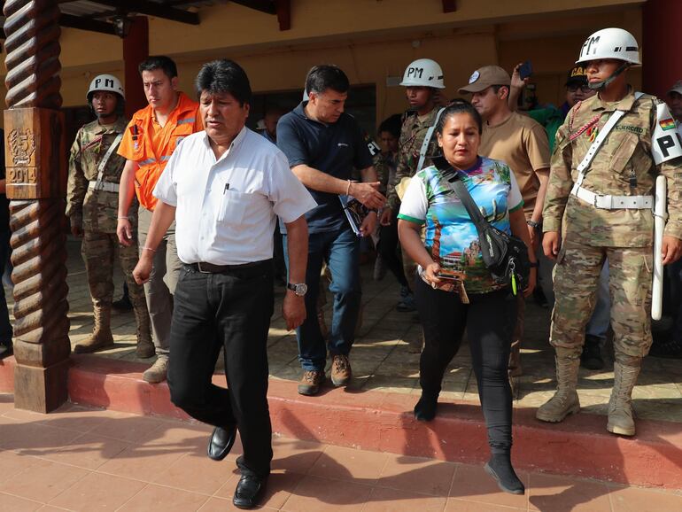 El presidente de Bolivia, Evo Morales (c-i), junto al ministro de Defensa de Bolivia, Javier Zavaleta (i), salen de una reunión este martes en la localidad de Roboré (Bolivia).