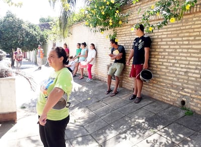 Las personas formaron filas con ollas y tupperware en mano.