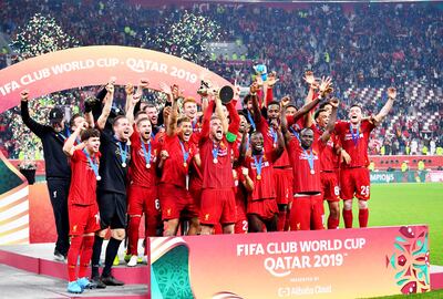 La celebración de los jugadores del Liverpool tras la premiación.