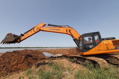 Con una máquina retroexcavadora del MOPC ayer se liberó  de   arena la   embocadura del arroyo Guasu, que desagua en el río Paraguay.