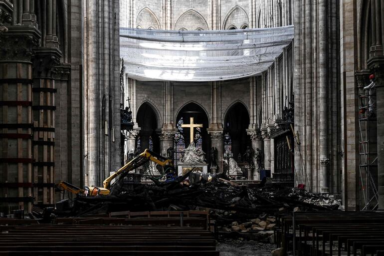 Esta foto tomada el 15 de mayo muestra los escombros y la cruz en el altar, dentro de la catedral. 