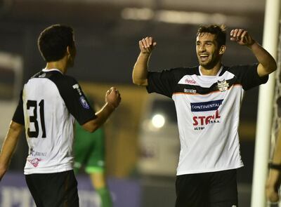 Festejo de Gaitán y Valenzuela tras uno de los goles de General Díaz que goleó a Luqueño.