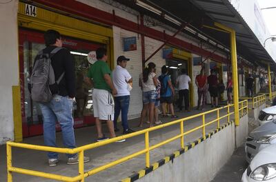 El consejo de un grupo de médicos es evitar la aglomeración. Si hay que salir para comprar víveres, se debe mantener una distancia de dos metros de las demás personas, dicen.