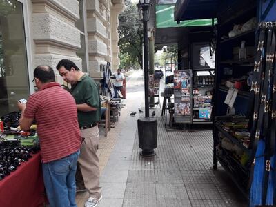 Kiosqueros y vendedores ambulantes volvieron a ofrecer hoy su mercadería. La foto es de esta mañana, sobre la calle Estrella.
