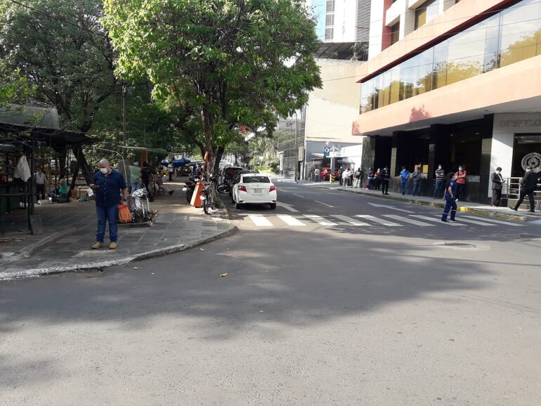 Peatones y vehículos en el cruce de las calles Chile y Oliva. 
