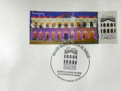 Vista de la estampilla y el sello conmemorativo por los 15 años del Centro Cultural de la República "El Cabildo".