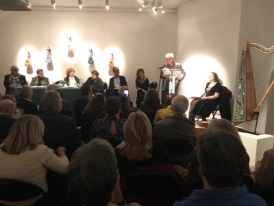 Mucha gente participó del pre lanzamiento de la antología poética latinoamericana "Resistir", que tuvo lugar este martes en París, Francia.