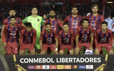 Patiño, Juan Pablo Carrizo, Espínola, Larrivey, Amorebieta (no va a estar en la revancha), de pie, Federico Carrizo, Arzamendia, Aguilar, Ruiz, Haedo y Villasanti, la formación base con la que Cerro Porteño arrancó en Buenos Aires.