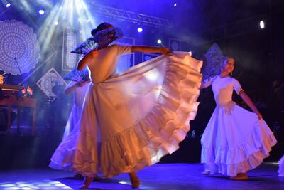 Grupos musicales, solistas y bailarinas le dan color y ritmo al escenario en la calurosa noche de este sábado.