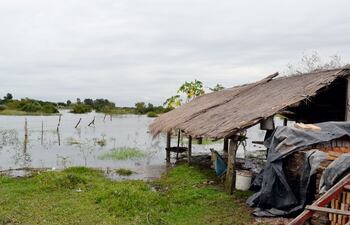 una-de-las-olerias-del-barrio-san-francisco-de-villa-florida-esta-rodeada-de-agua-por-el-desborde-del-rio-tebicuary--205334000000-1837356.jpg