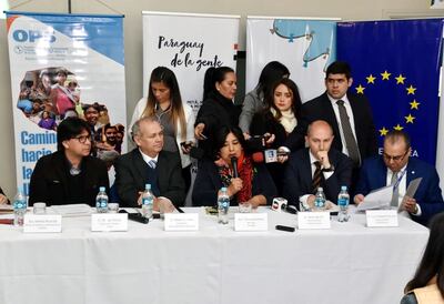 La ministra del Minna, Teresa Martínez (centro); el intendente de Asunción, Mario Ferreiro, con representantes de organismos internacionales, durante el inicio de celebraciones en el CAI.