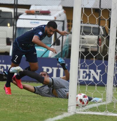 La jugada desafortunada    del arquero    Serdán, que  presionado por Salcedo, se equivocó  y terminó en el autogol en la ventaja a favor de Guaireña.