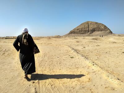 A primera vista, la pirámide de Hawara es decepcionante porque el complejo se ha derrumbado parcialmente.