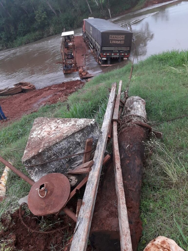 Accidente sobre el río Ñacunday.