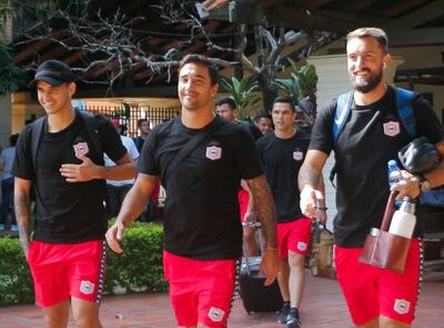 Orlando Gallardo (izq.), Juan Manuel Salgueiro y Alejandro Toledo, a la llegada de la delegación de San Lorenzo al estadio de Guaraní, para el debut en el Apertura 2020. (@SanLorenzo1930)