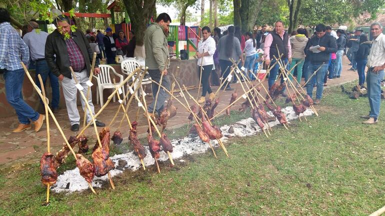 Más tarde, pasado el mediodía, los feligreses disfrutaron de un karú guasu con asado a la estaca, al costado del templo de Laureles.