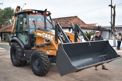 Presentación de nueva excavadora de la comuna de Santaní.