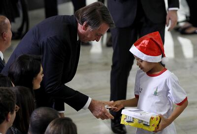 El presidente Jair Bolsonaro saluda a un estudiante en un colegio de Brasilia el pasado 19 de diciembre.
