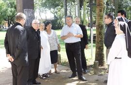 el-cardenal-luis-hector-villalba-2-de-la-izq-escucha-la-historia-del-templo-de-yaguaron--193626000000-1530903.jpg