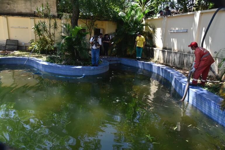 Se tomaron muestras del agua para analizarlas.