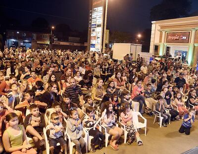 El público disfrutó del espectáculo montado en el Century Plaza Lambaré, que de esta manera celebró su tercer aniversario junto a sus clientes.