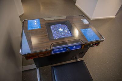 Una mesa de la década del '80, con el juego Pac-Man, es exhibida en el Museo de los Juegos de Computadora en Berlín, Alemania.
