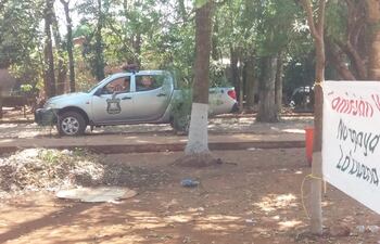 Una vehículo de la Policía Municipal de Tránsito custodia el trabajo de los funcionarios, esta mañana en la plaza Niños Jesús.