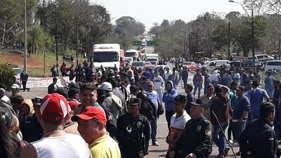 Tomateros bloquean la ruta 2.