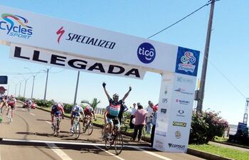 daniel-juarez-de-paraguay-cycles-club-eleva-al-cielo-sus-brazos-en-su-llegada-a-la-meta-el-ciclista-fue-el-ganador-de-la-primera-etapa-de-la-vuelt-223315000000-1084150.jpg