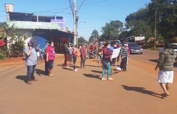 Los pobladores de Presidente Franco se manifestaron sobre la avenida Monday.