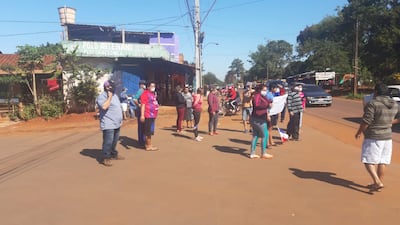 Los pobladores de Presidente Franco se manifestaron sobre la avenida Monday.