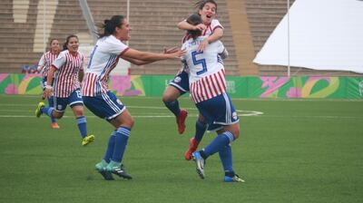 La alegría de las futbolistas celebrando uno de los goles.