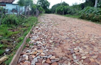 la-obra-de-empedrado-ejecutada-por-la-comuna-de-carapegua-en-el-barrio-san-roque-hace-solo-tres-meses-y-que-sin-embargo-el-raudal-esta-por-arrastrar-205952000000-1392977.jpg